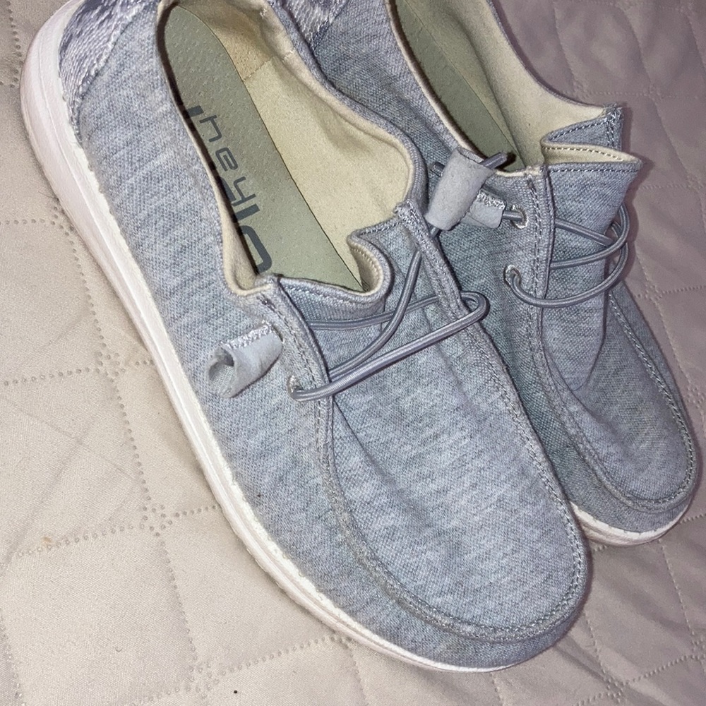 Size 5 but fits more like 5.5. Super comfy ! Hey dudes !